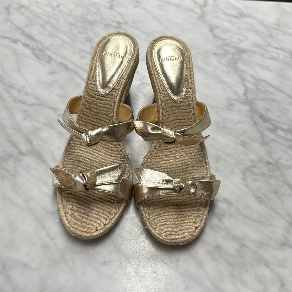 Alexandre Birman very gently